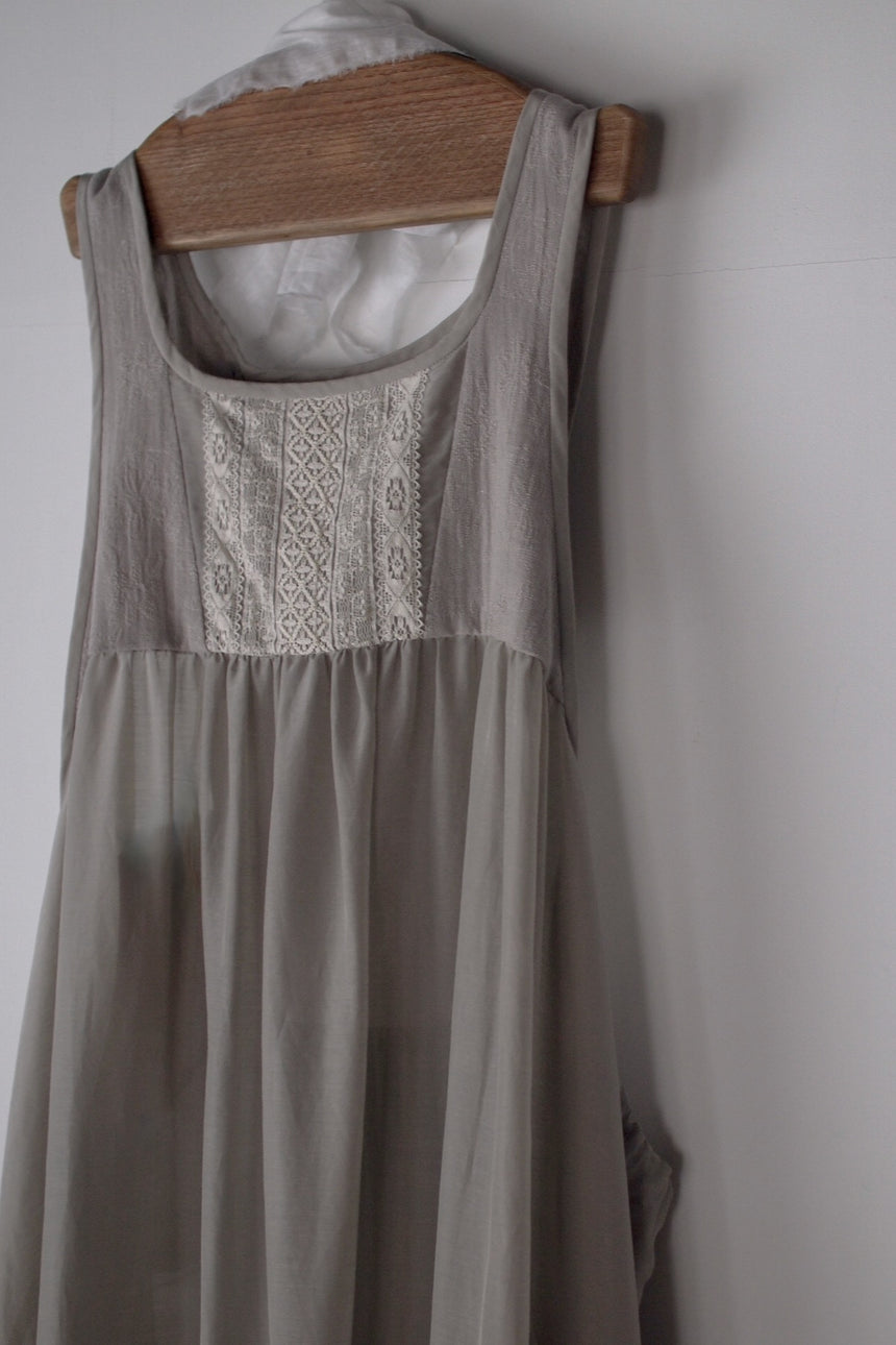 探し求めた道 キャミソールドレス (beige gray)