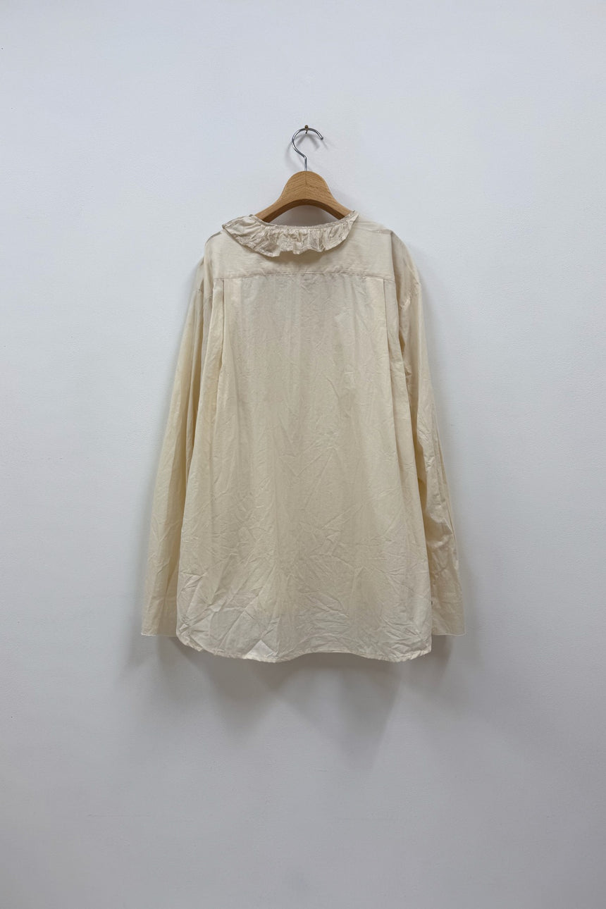 未入荷：輝きの余白　フリルシャツ (箔プリント)